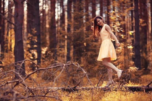 retrato de una adolescente feliz en la naturaleza