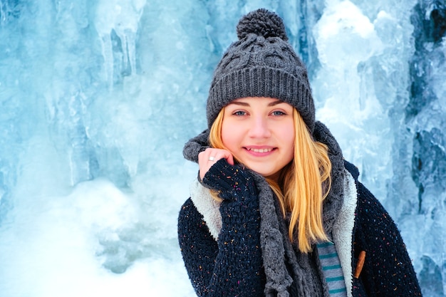 Retrato de una adolescente feliz en la nieve de cerca