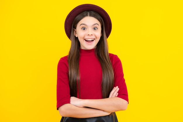 Retrato de adolescente feliz Niña sonriente Niño confiado mantener los brazos cruzados aislado en el espacio vacío de fondo amarillo Pequeña adolescente caucásica 12 13 14 años con las manos cruzadas