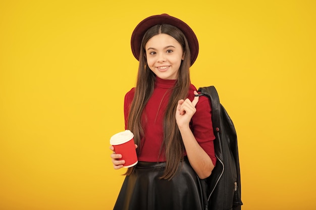 Retrato de adolescente feliz Niña sosteniendo una taza de café Pausa para el café y receso Adolescente sostenga una taza de plástico para llevar Bebida de cacao, café o té Niña sonriente