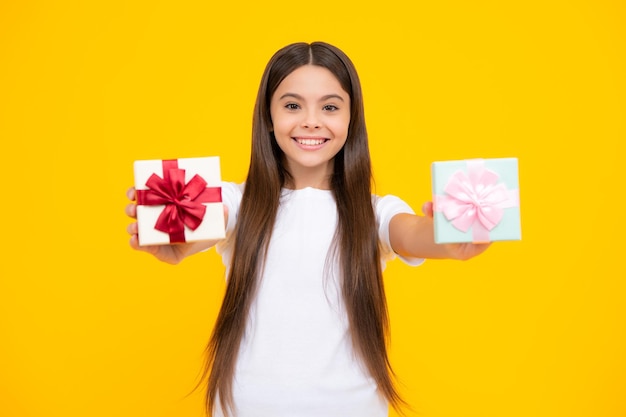 Retrato de adolescente feliz Niño adolescente con caja de regalo Chica adolescente dando regalo de cumpleaños Saludo actual y concepto de obsequio Chica sonriente