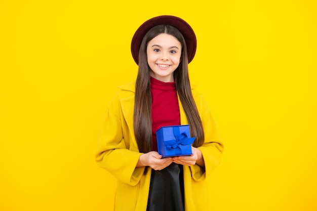 Retrato de adolescente feliz Niño con caja de regalo presente sobre fondo aislado Regalos para cumpleaños Día de San Valentín Año Nuevo o Navidad Niña sonriente