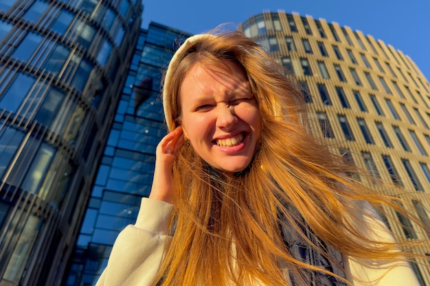 Retrato de una adolescente feliz o una joven universitaria o estudiante universitaria con gafas al aire libre