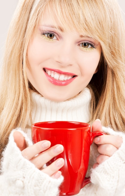 Retrato de una adolescente feliz con taza roja