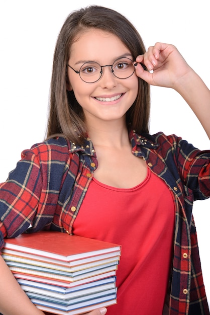 Retrato de adolescente con gafas con libros.