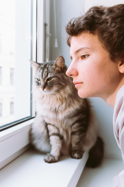 Retrato de una adolescente y un gato