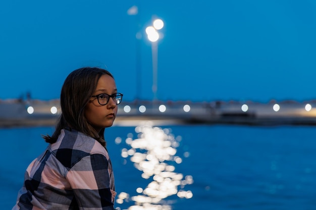 Retrato de una adolescente junto al mar en una tarde de verano