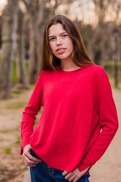 Retrato de una adolescente latina cubana atractiva modelo de moda estilo de vida al aire libre en ropa casual Niña