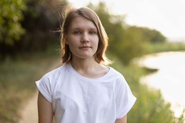 Retrato de una adolescente en la naturaleza