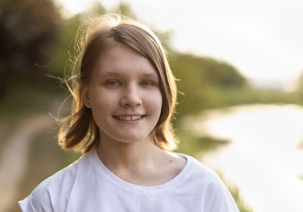 Retrato de una adolescente en la naturaleza