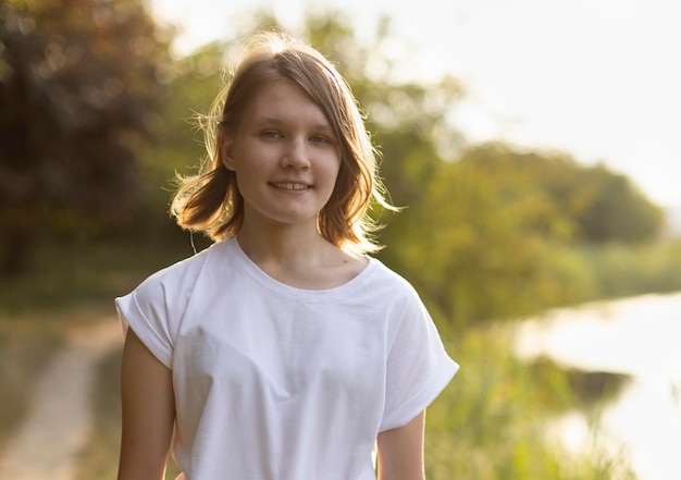 Retrato de una adolescente en la naturaleza