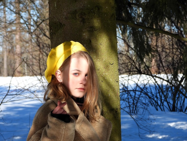 Foto retrato de una adolescente en la nieve