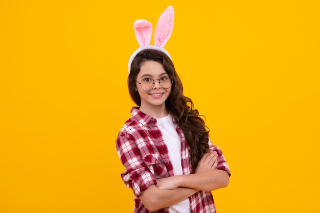 Retrato de una adolescente con orejas de conejo aisladas en un fondo amarillo Feliz adolescente con emociones positivas y sonrientes de una jovencita