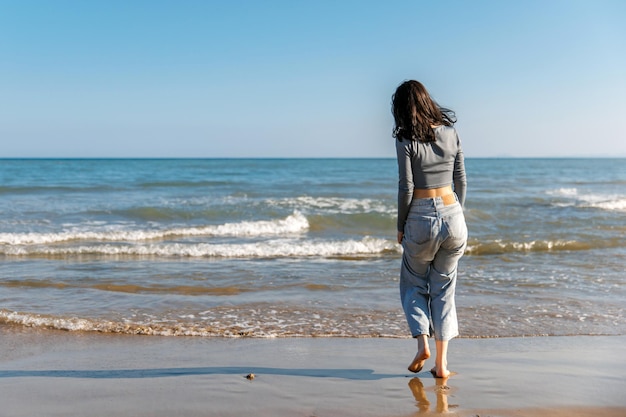 Retrato de una adolescente en la playa vacaciones de verano junto al mar