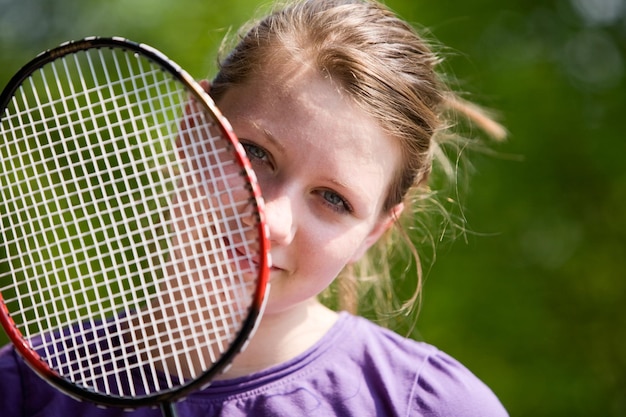 retrato, de, adolescente, con, raqueta de bádminton