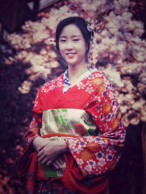 Retrato de una adolescente sonriente con un kimono