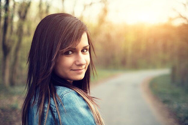 Foto retrato de una adolescente sonriente