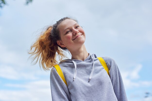 Retrato, de, adolescente, sonriente