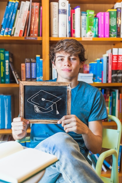 Foto retrato adolescente de vista frontal con gorro de graduación