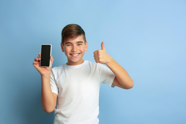 Retrato de adolescentes caucásicos aislado sobre fondo azul studio