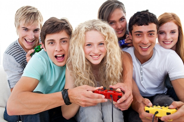 Retrato de adolescentes jugando videojuegos en la sala de estar