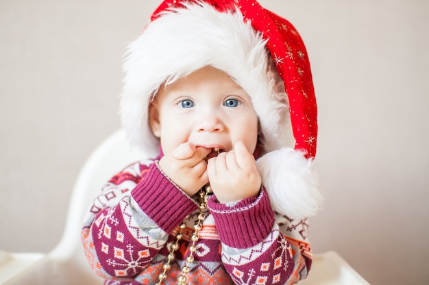 Retrato adorable bebé con gorro de Papá Noel