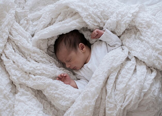 Retrato de adorable bebé tomando una siesta