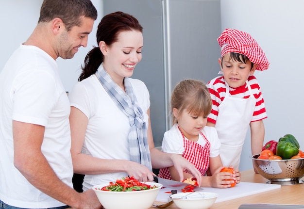 Retrato de una adorable familia preparando una comida