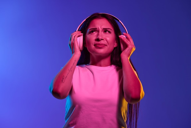 Retrato de una adorable joven estudiante con ropa de estilo informal aislada en color azul