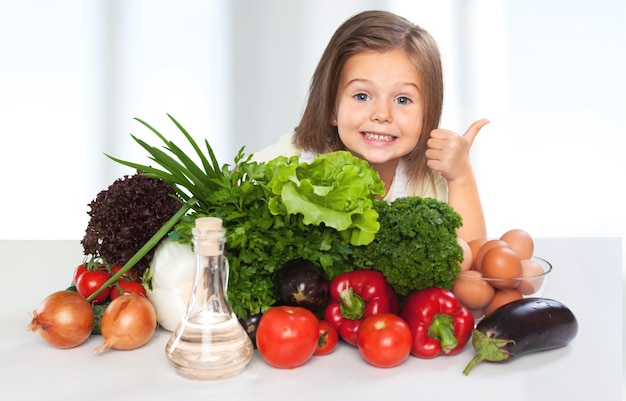 Retrato de adorable niña preparando alimentos saludables en la cocina