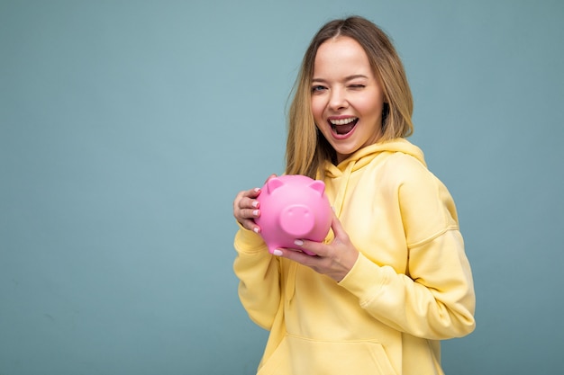 Retrato de adorable positivo sonriente joven hermosa mujer rubia sexy con emociones sinceras