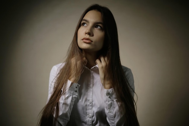 retrato, de, un, adulto joven, mujer, en, un, camisa blanca, pensativo