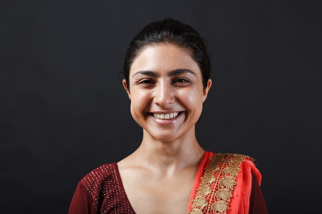 Foto retrato, de, adulto joven, mujer india, en, sari, contra, fondo negro