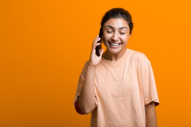 Retrato, de, adulto joven, mujer india, con, teléfono móvil