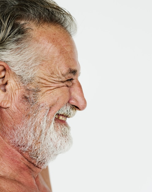 Foto retrato adulto mayor del estudio del pecho desnudo del bigote del hombre adulto