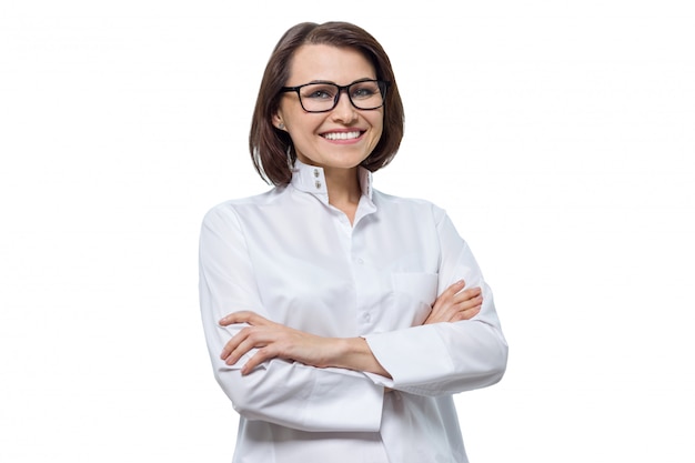 Retrato de adulto sonriente mujer cosmetóloga médico