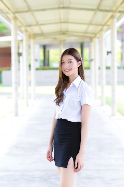 retrato, de, un, adulto, tailandés, estudiante, en, estudiante universitario, uniforme, asiático, hermoso, niña joven, posición