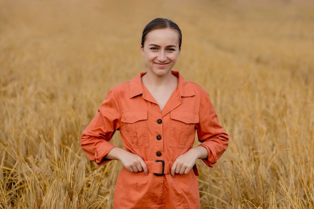 Retrato de agricultor agrónomo con tableta digital en campo de trigo.