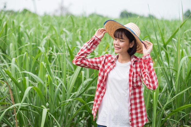 Retrato de agricultor asiático en un campo