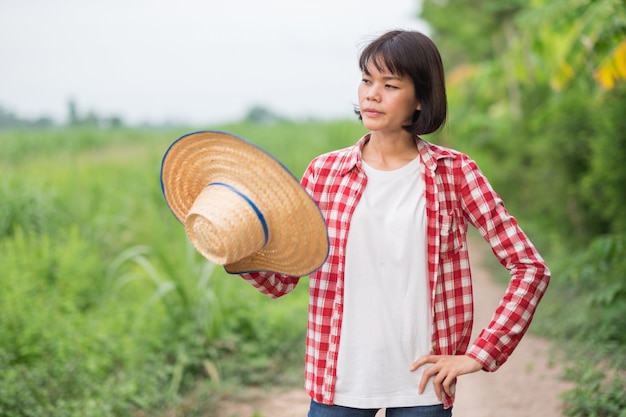 Retrato de agricultor asiático en un campo