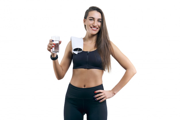 Retrato aislado de mujer joven con vaso de agua