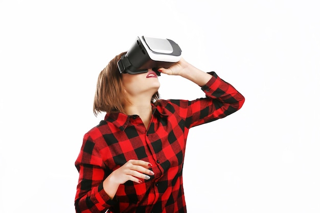 Retrato aislado de una mujer pelirroja usando un casco de realidad virtual Concepto de tecnología futura