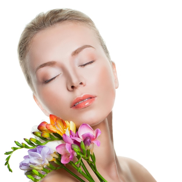 Retrato aislado de mujer perfecta Spa relajante con flores. Cara linda y flores aisladas sobre fondo blanco.