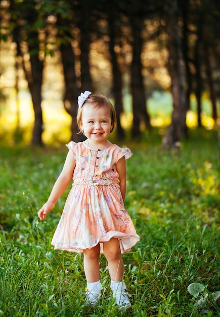 Retrato al aire libre de adorable niña sonriente en día de verano