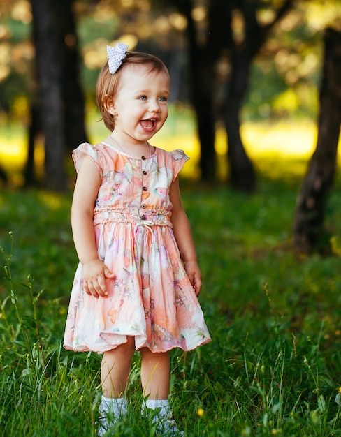 Retrato al aire libre de adorable niña sonriente en día de verano