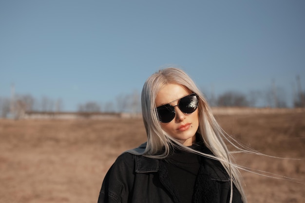 Retrato al aire libre de una chica rubia de belleza en el campo