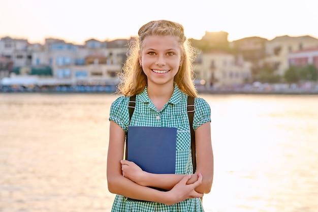 Retrato al aire libre de una colegiala de 10 a 11 años