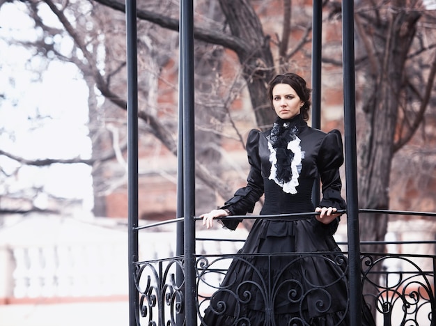 Retrato al aire libre de una dama victoriana en negro