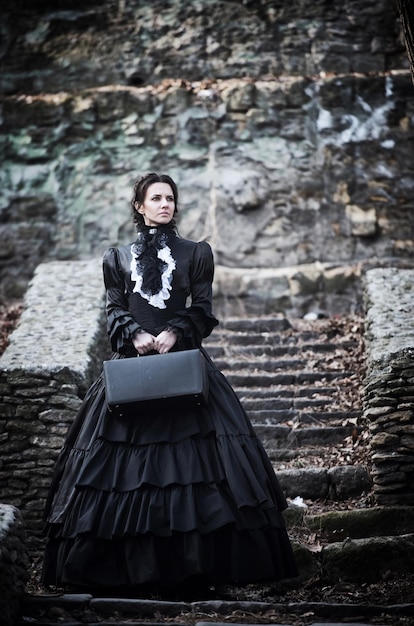 Foto retrato al aire libre de una dama victoriana en negro