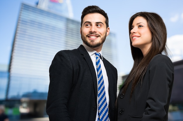 Retrato al aire libre de empresarios sonrientes